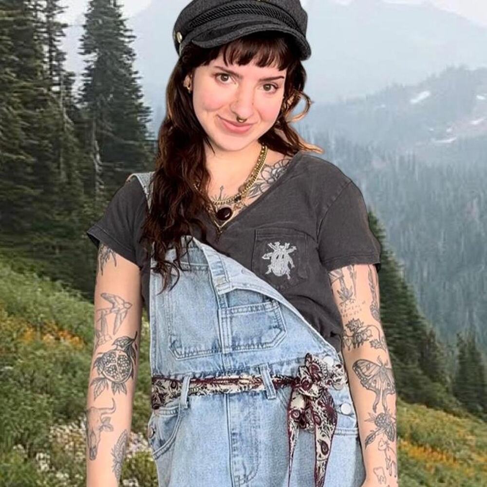 Black universal thread v neck pocket tshirt